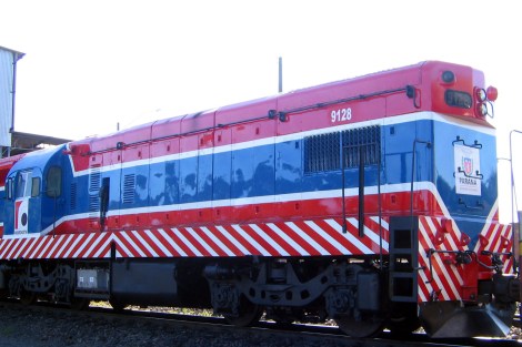 1 Técnicos da Ferroeste concluíram nesta quinta-feira (6) a recuperação da locomotiva 9128, até então era considerada inservível. Foto: Ferroeste