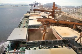 Os portos de Paranaguá e Antonina fecharam maio com 5% de alta na movimentação de mercadorias. Foram 18,2 milhões de toneladas de produtos que passaram pelos terminais nos cinco primeiros meses do ano, contra 17,3 milhões de toneladas no mesmo período do ano passado. Foto: Divulgação APPA