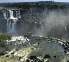 O nome do Parque Nacional do Iguaçu é uma referencia ao Rio Iguaçu, que no idioma guarani significa água grande.Possui 185.262,5 mil hectares e abriga uma enorme biodiversidade.