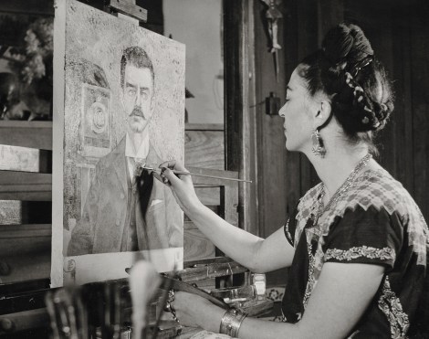 Frida_pintando_o_retrato_de_seu_pai_por_Gisle_Freund__1951_Museu_Frida_Kahlo_2para_a_manchete_da_noticia