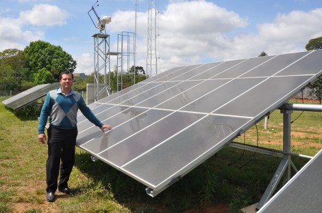 Na foto, o pesquisador André Gomes junto aos painéis solares do Tecpar.